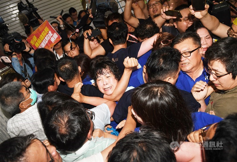 立法院臨時會14日將審查監察院長被提名人陳菊及其他監委被提名人,藍綠兩黨皆甲級動員應戰,陳菊車隊一早抵達立法院後,國民黨立委與民進黨立委發生激烈推擠衝突。中央社記者施宗暉攝 109年7月14日