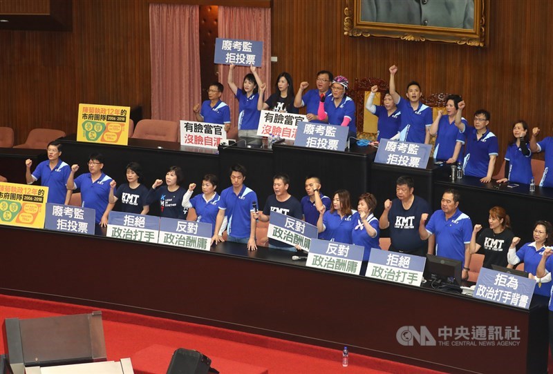 立法院臨時會14日將審查監察院長被提名人陳菊及其他監委被提名人,國民黨立委為阻擋會議進行,議場開門後便搶占主席台,呼口號表達抗議。中央社記者王騰毅攝 109年7月14日
