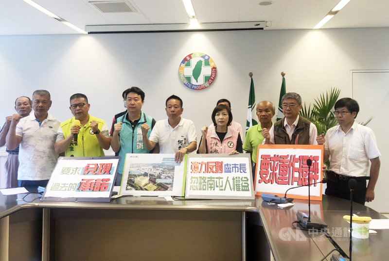 台中市政府委託民間公司辦理,將在文山焚化廠旁新建一座焚化爐。民進黨籍市議員何文海(右5)、陳世凱(左4)、李天生(左3)、陳淑華(右4)、蕭隆澤(左2)等人,14日在台中市議會民進黨團辦公室舉行記者會,反對新建焚化爐。中央社記者趙麗妍攝 109年7月14日