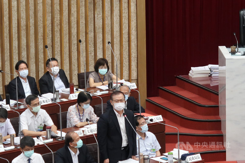 高雄市治安亮紅燈,高雄市警察局長李永癸被點名調整職務,李永癸(前左3)14日在市議會答詢有關治安的維護,他指出,「偵破是最好的預防」。中央社記者王淑芬攝 109年7月14日