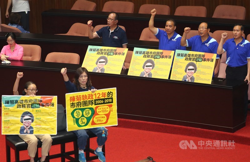 立法院臨時會14日將審查監察院長被提名人陳菊及其他監委被提名人,國民黨立委為阻擋會議進行,議場開門後便占據主席台周邊,手舉看板、呼口號表達抗議。中央社記者王騰毅攝 109年7月14日