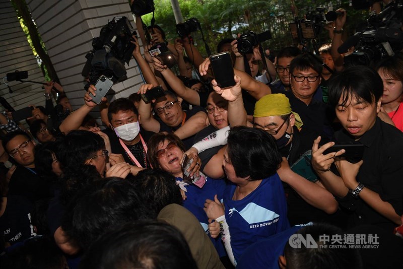 立法院臨時會14日將審查監察院長被提名人陳菊,立法院內維安升級,藍綠甲動應戰,朝野立委相互推擠、拉扯,爆發激烈肢體衝突。中央社記者施宗暉攝 109年7月14日