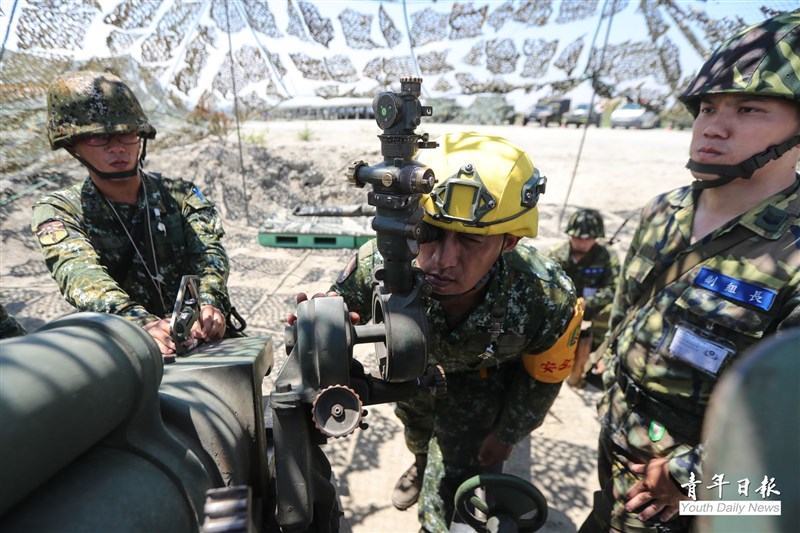 軍事專家警告,面對中國威力強大的飛彈、空中和電子作戰能力,台灣民眾必須做出更大貢獻來捍衛自己的國家。圖為參與「同心31號演習」的召員14日在甲南海灘一帶陣地進行砲兵專長複訓。(青年日報提供)