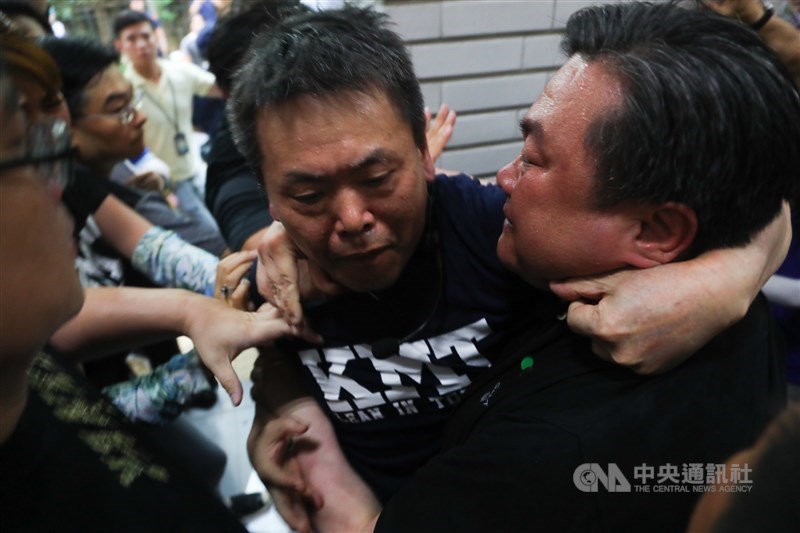 立法院臨時會14日將進行監察院長被提名人陳菊審查會,國民黨立委為阻止陳菊進到立法院,與民進黨立委發生激烈肢體衝突,國民黨立法院黨團總召林為洲(中)表示,會全力阻擋最具爭議的監委提名名單。中央社記者王騰毅攝 109年7月14日