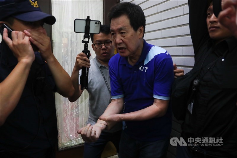 立法院臨時會14日審查監察院長被提名人陳菊及其他監委被提名人,朝野立委爆發激烈肢體衝突,國民黨立委費鴻泰(圖中)右手遭到玻璃劃傷,隨後在一旁警急接受治療。中央社記者王騰毅攝 109年7月14日