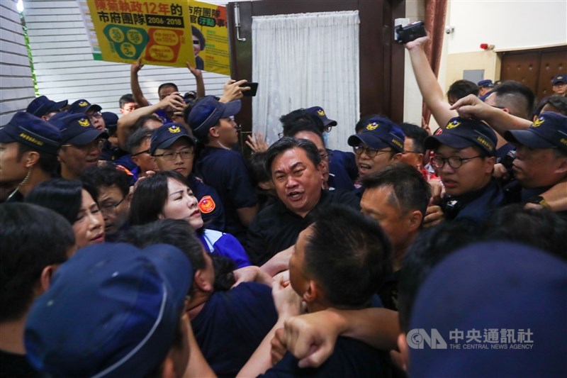 立法院臨時會14日審查監察院長被提名人陳菊及其他監委被提名人,國民黨立委為阻止陳菊到立法院,與民進黨立委發生激烈肢體衝突。中央社記者王騰毅攝 109年7月14日