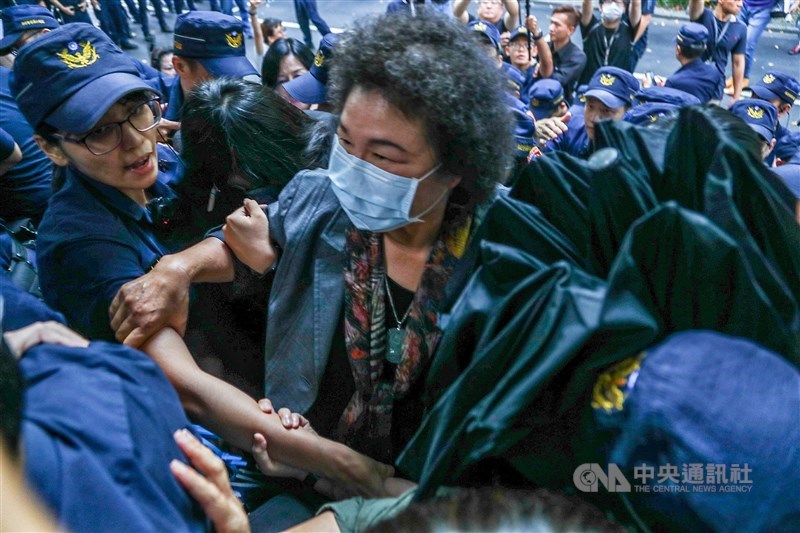 立法院臨時會14日將審查監察院長被提名人陳菊(中),立法院內維安升級,在藍綠立委混戰中,陳菊突圍進入議場。中央社記者王騰毅攝 109年7月14日