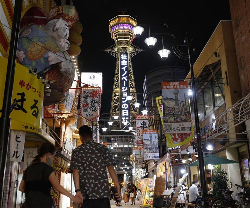 日本考慮先鬆綁外國的商務人士入境,首波與越南、泰國等4國磋商,第2波將與台灣等10國磋商。圖為12日大阪通天閣街景。(共同社提供)