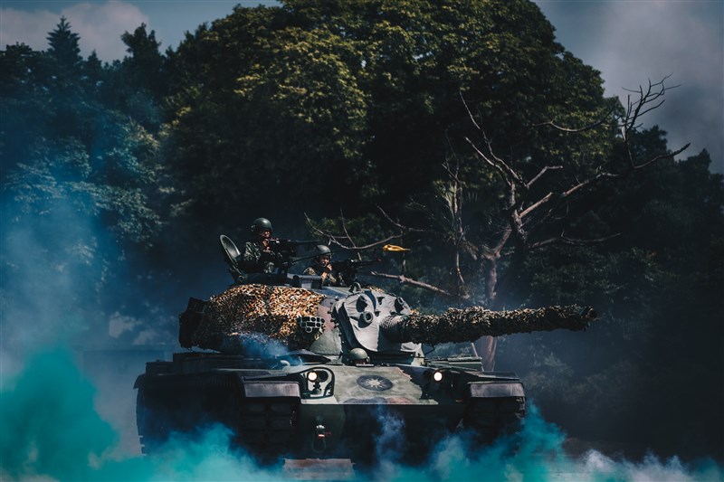 淡水河防守備任務演練，指揮官立即實施作戰指導，並令河防部隊進入陣地。（國防部提供）中央社