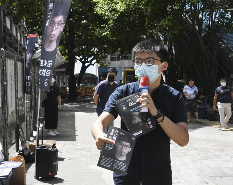 香港泛民主派就立法會選舉進行的初選有了初步結果,在分區地方直選中,本土派取得佳績,比如前香港眾志秘書長黃之鋒(前)在九龍東選區獲得最高票、民間人權陣線召集人岑子杰在九龍西得票最高。(共同社提供)