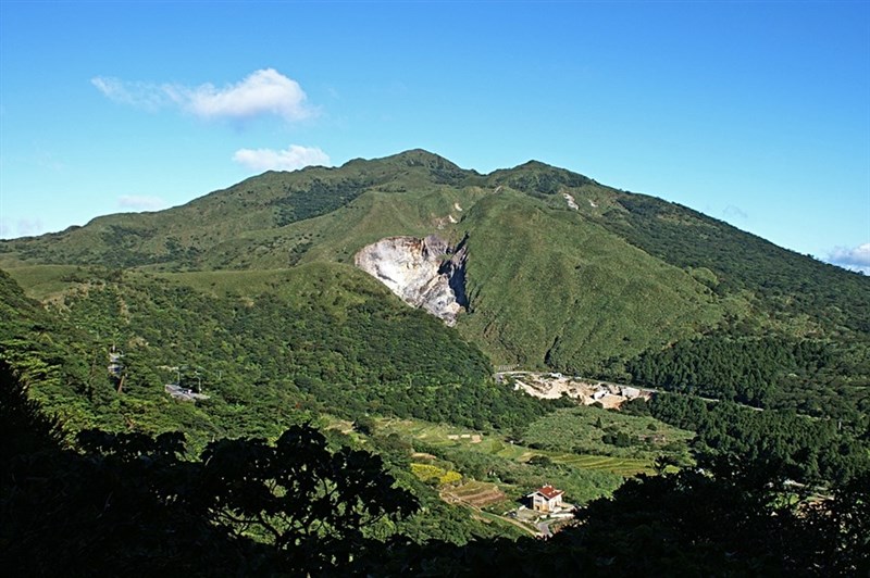 中研院團隊經長期監測,近日在大屯山群大油坑附近發現深度約2公里、直徑500公尺的火山通道,建議未來可對此地區加強關注監測等防範措施。圖為大屯火山群最高峰七星山。(圖取自維基共享資源;作者:peellden,CC BY-SA 3.0)