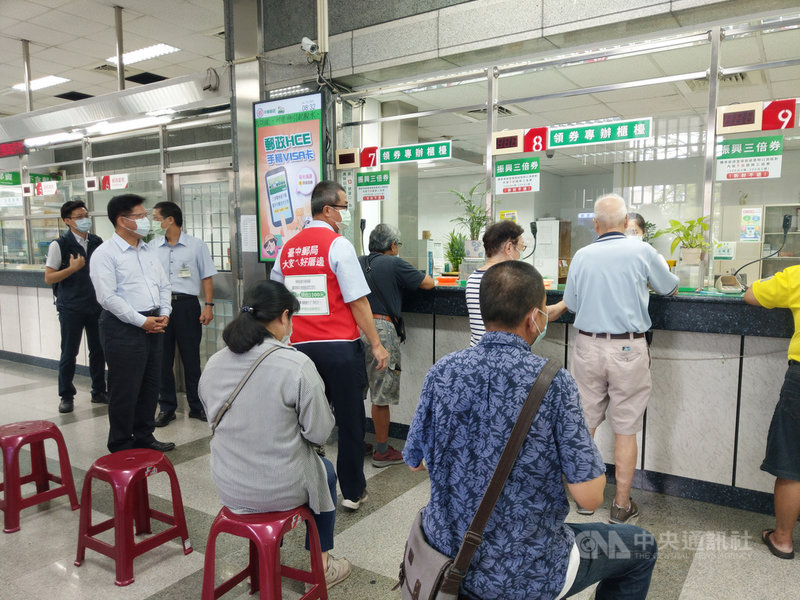 紙本振興三倍券15日開始透過全國郵局販售,交通部長林佳龍(左2)上午前往台中向上郵局視察,了解民眾購買與分流措施。(交通部提供)中央社記者蘇木春傳真 109年7月15日