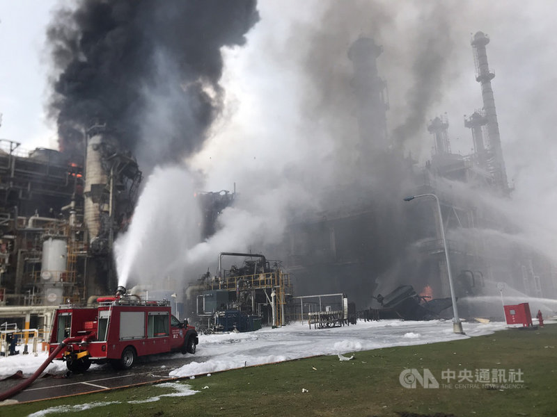 雲林麥寮六輕工業區塑化公司煉製二廠15日上午發生爆炸意外,廠區起火冒出濃煙,消防局獲報前往救援。(消防隊提供)中央社記者蔡智明傳真 109年7月15日