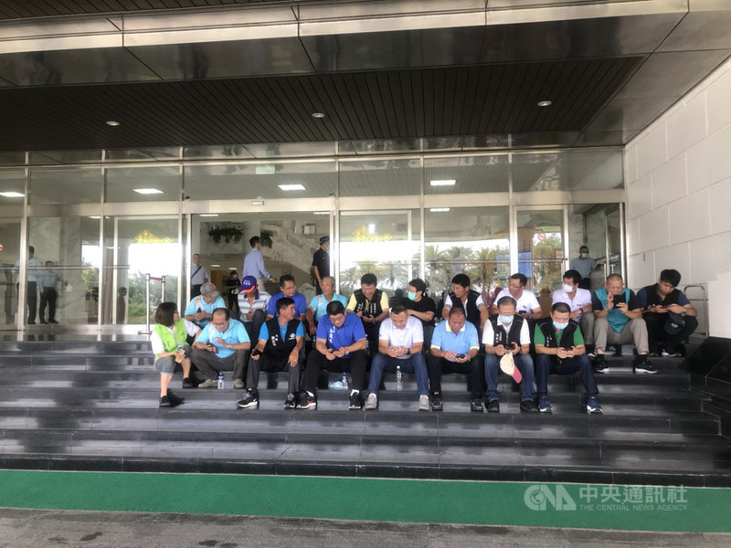雲林縣麥寮六輕工業區煉製二廠15日發生高壓空氣冷卻系統洩漏,雲林縣多名縣議員、麥寮鄉民代表等前往六輕工業區了解情況,要求六輕做到零工安。中央社記者姜宜菁攝 109年7月15日