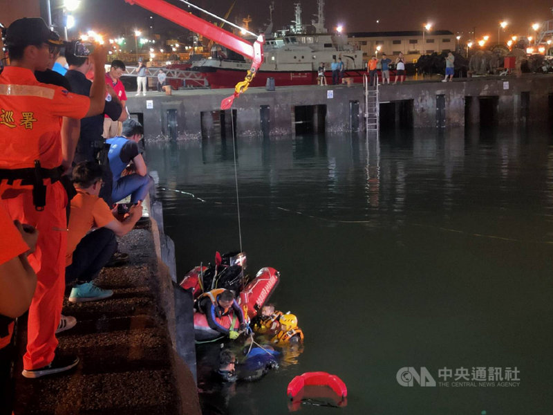 謝姓男子15日凌晨駕駛計程車載4名離岸風電區警戒船船員,疑因大雨視線不良,在台中港區碼頭墜海,台中港務消防隊與海巡人員到場,派遣搜救艇進行搜救。(海巡署中部分署提供)中央社記者蘇木春傳真 109年7月15日