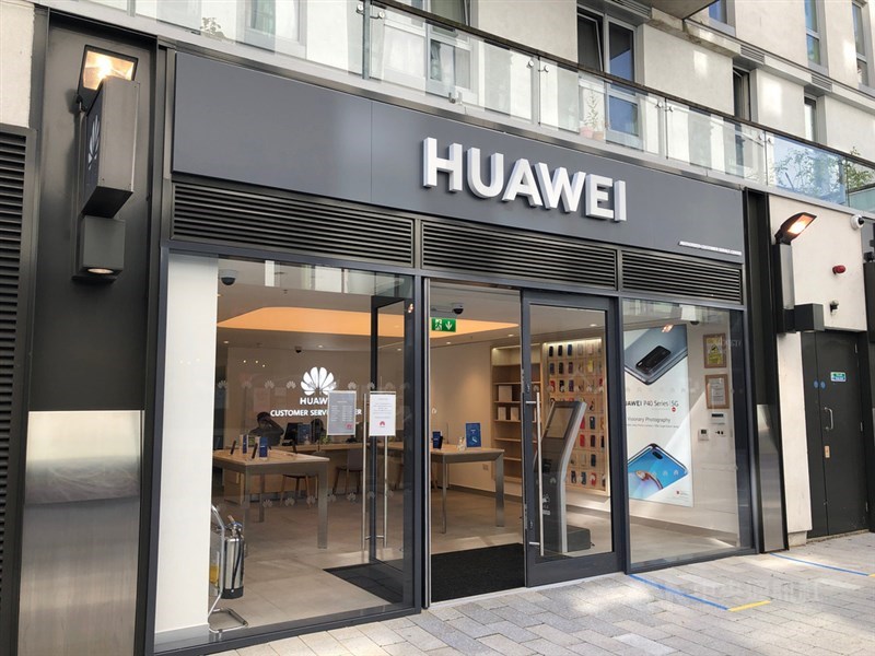 英國政府14日宣布,華為在英國現有的5G建設必須在2027年前全部撤換。圖為華為在倫敦門市。中央社記者戴雅真倫敦攝 109年7月14日