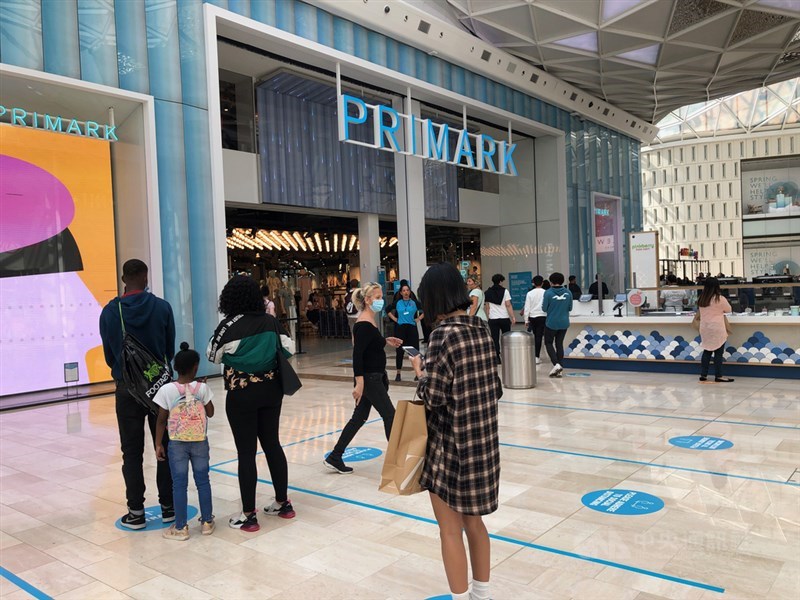 英國14日宣布下週起進入英格蘭的商店與超市將強制遮臉,違者將受罰100英鎊。圖為倫敦購物中心民眾維持社交距離。中央社記者戴雅真倫敦攝 109年6月24日