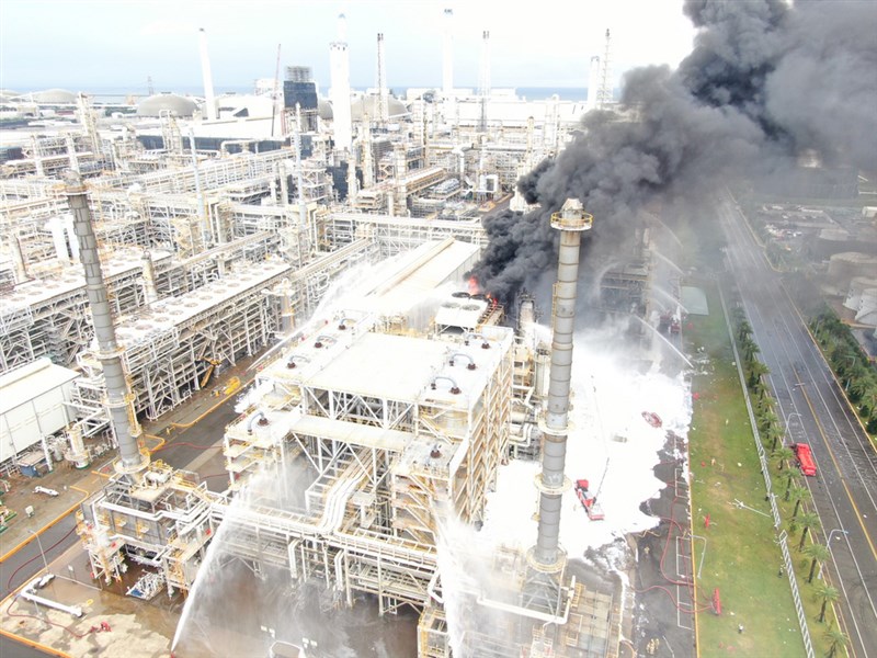 雲林縣麥寮六輕工業區煉製二廠15日發生高壓空氣冷卻系統洩漏,現場傳出爆炸聲,緊接著冒火,數公里外濃煙竄起。(雲林縣消防局提供)中央社記者姜宜菁傳真 109年7月15日