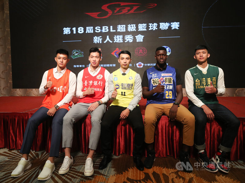第18季超級籃球聯賽新人選秀會(SBL)15日登場,九太科技、台銀、裕隆納智捷、璞園建築與台啤在首輪分別選入李漢昇(中)、蘇士軒(左2)、斑霸(右2)、盧峻翔(左)與陳昱翰(右)。中央社記者張新偉攝 109年7月15日