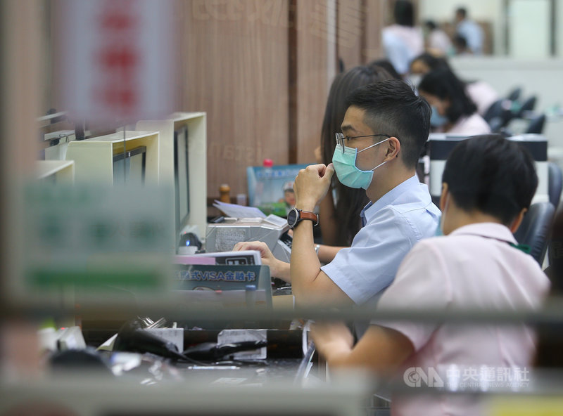 全台1299間郵局15日上午8時30分,開賣紙本振興三倍券;上午9時49分發生網路系統當機13分鐘,上午10時2分修復。圖為北門郵局工作人員作業情形。中央社記者謝佳璋攝 109年7月15日