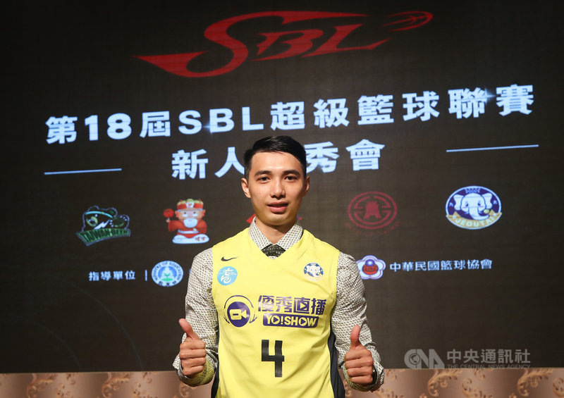 第18季超級籃球聯賽新人選秀會(SBL)15日登場,握有狀元籤的九太科技選中擁有NBL資歷的李漢昇。中央社記者張新偉攝 109年7月15日