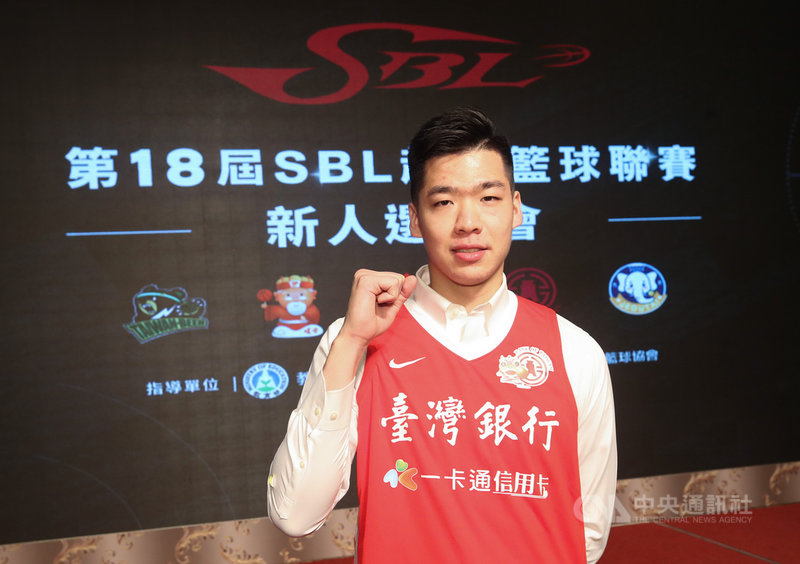 第18季超級籃球聯賽新人選秀會(SBL)15日登場,擁有首輪第2順位的台銀挑中台師大前鋒蘇士軒。中央社記者張新偉攝 109年7月15日
