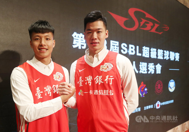 台銀15日在第18季超級籃球聯賽(SBL)新人選秀會中,首輪、次輪各挑中同樣來自台師大的蘇士軒(右)、簡家暐(左)。中央社記者張新偉攝 109年7月15日