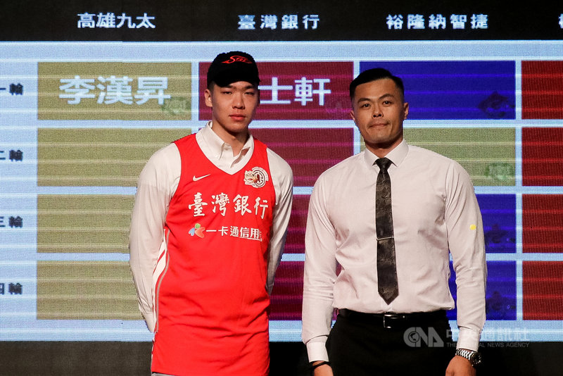 第18季超級籃球聯賽(SBL)新人選秀會15日登場,首輪第2順位的台灣銀行選中台師大蘇士軒(左)。中央社實習記者劉至柔攝 109年7月15日