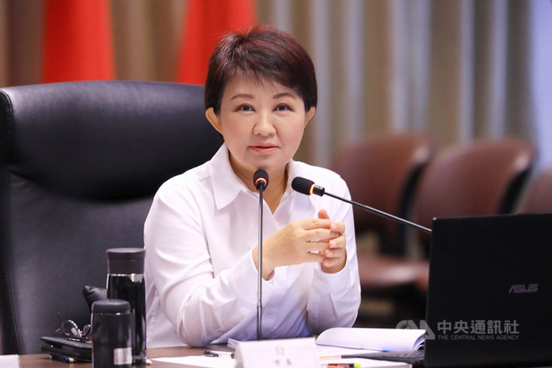 台中市長盧秀燕(圖)因髖關節舊疾長期疼痛,15日上午開刀治療,手術順利。她也透過台中市政府新聞局表示,為遵守防疫相關規定,避免造成醫院困擾,婉謝探視慰問。(台中市政府提供)中央社記者蘇木春傳真 109年7月15日