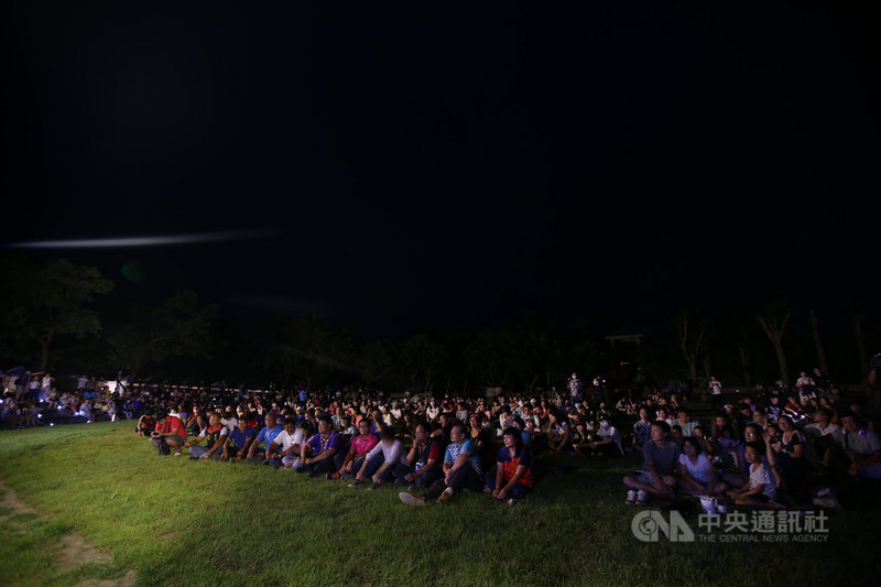 台東最美星空音樂會今年以「星空秘境」為主題,推出7場音樂會,18日晚間選在長濱鄉八仙洞舉行,帶領民眾走入時光迴廊。圖為往年活動情形。(台東縣政府提供)中央社記者李先鳳傳真 109年7月15日