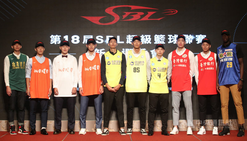 第18季超級籃球聯賽新人選秀會(SBL)15日登場,共有10人分別入選5支球隊。中央社記者張新偉攝 109年7月15日