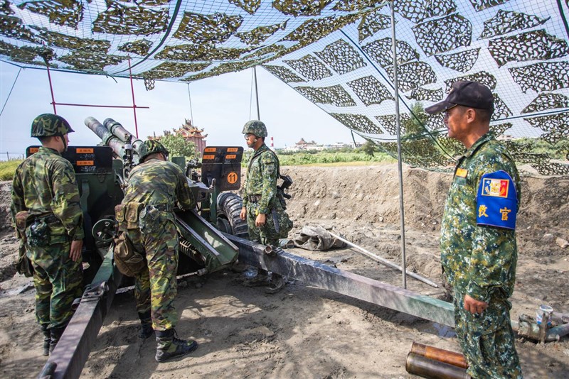 砲訓中心教官協助召員盡快恢復砲兵專長。（軍聞社提供）