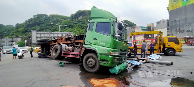 楊姓男子15日上午駕駛貨櫃車行經台62甲線匝道時,疑煞車失靈導致貨櫃車翻覆,號誌桿受到劇烈撞擊應聲斷裂,現場留下大片油漬,所幸無人受傷。中央社記者王朝鈺攝 109年7月15日