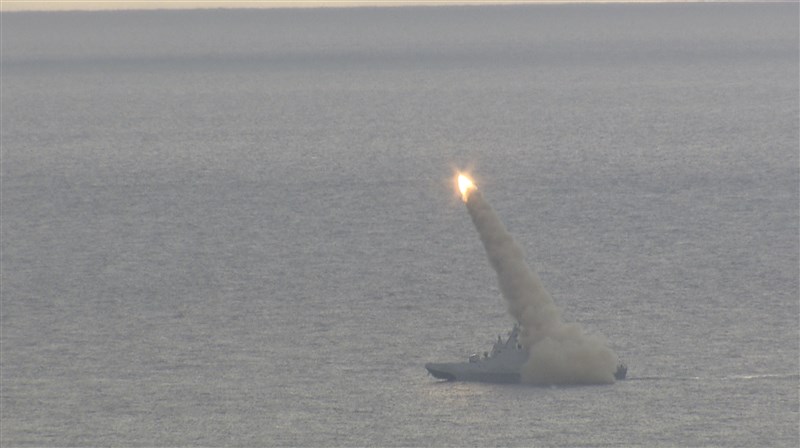 海軍沱江軍艦射擊雄風三型反艦飛彈。(國防部提供)