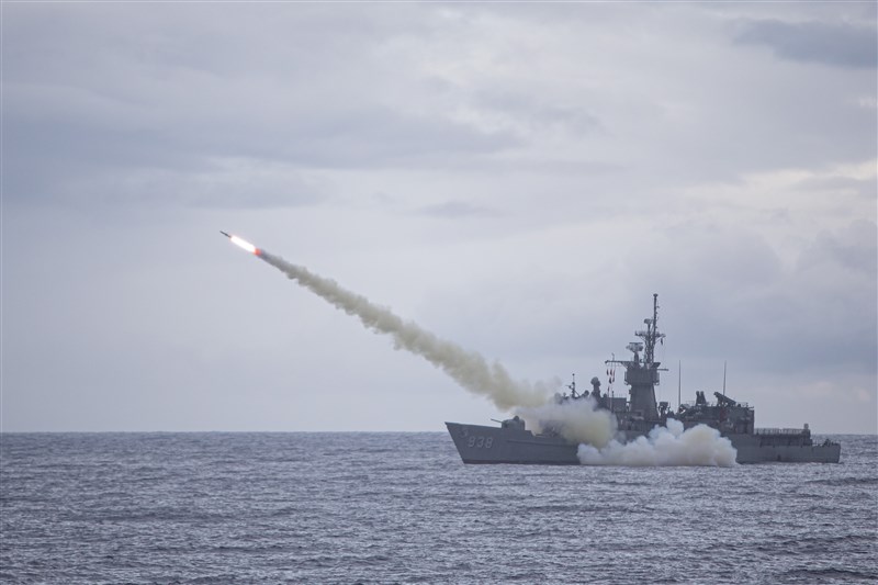 海軍寧陽軍艦發射魚叉反艦飛彈。(國防部提供)
