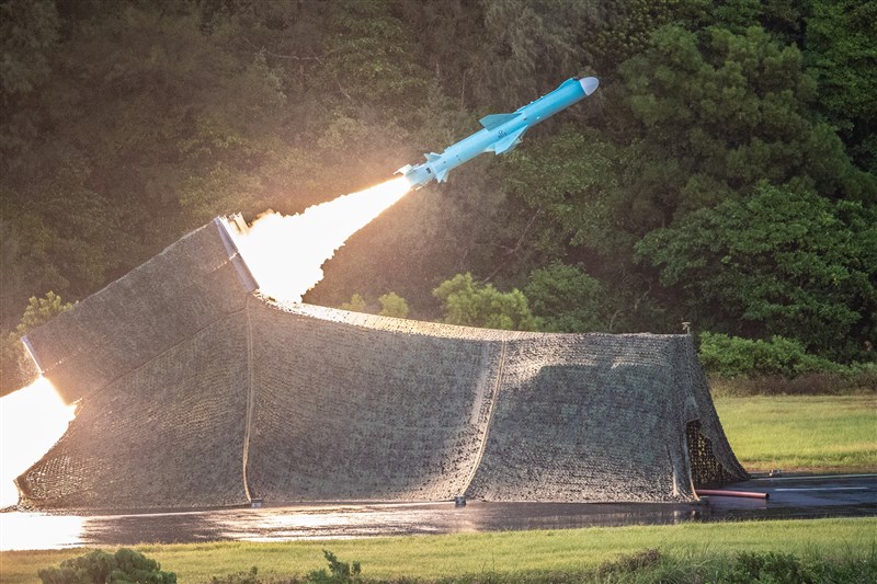 海軍機動飛彈車射擊雄風二型反艦飛彈。(國防部提供)