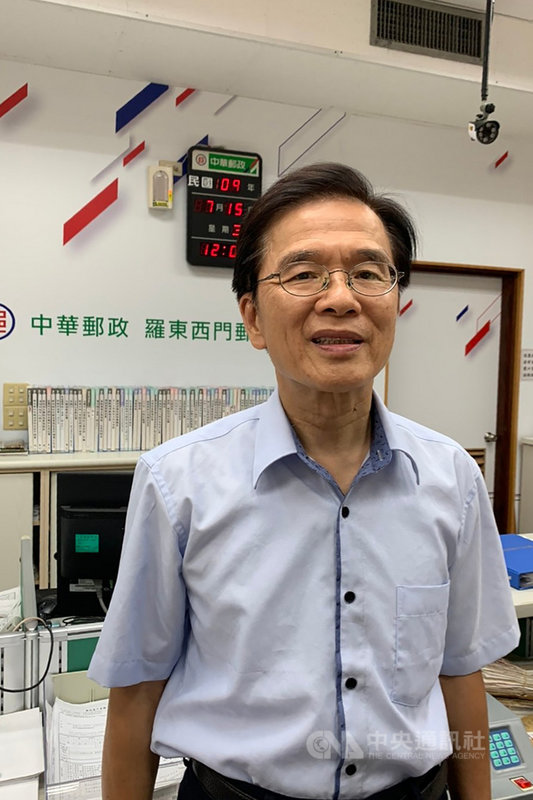 今年已65歲的羅東西門郵局員工藍俊宗(圖)16日就要退休,但他近日選擇在紙本振興三倍券販售前夕犧牲特休假,堅持與同仁同甘共苦,協助販售作業。(宜蘭郵局提供)中央社記者沈如峰宜蘭傳真 109年7月15日