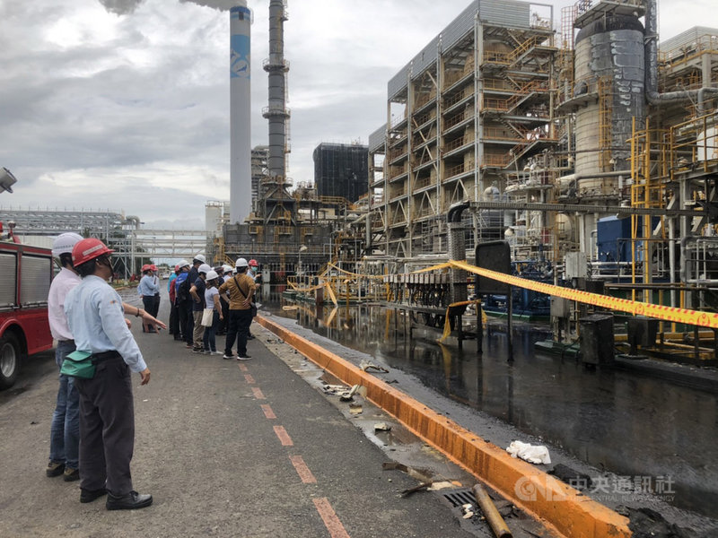 雲林縣六輕工業區塑化煉二廠15日製程發生火災,有3名員工受傷,雲林縣政府六輕工安事故監督小組16日到事故廠區調查,初步判定是人為操作疏失。(雲林縣政府提供) 中央社記者姜宜菁傳真 109年7月16日