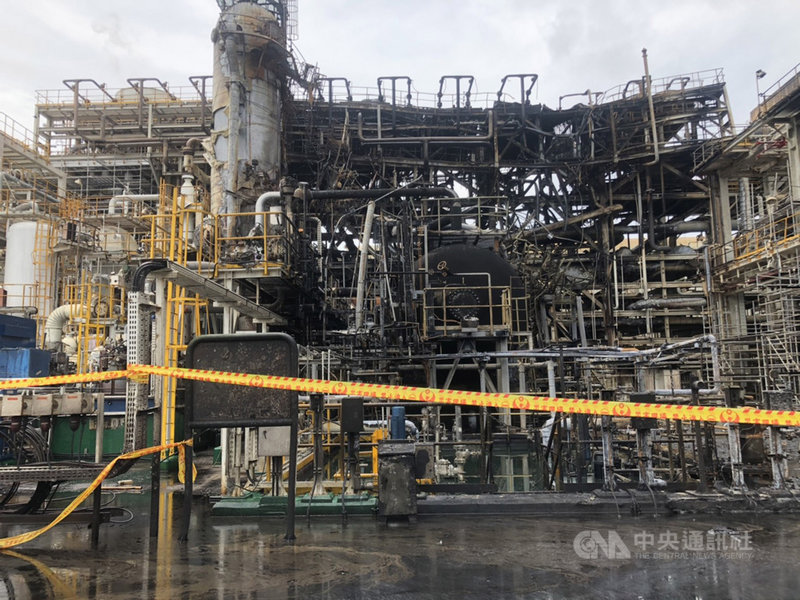 雲林縣六輕工業區塑化煉二廠15日製程發生火災,有3名員工受傷,雲林縣政府六輕工安事故監督小組16日到場勘查,金屬管線經高溫燃燒扭曲變形,槽體因氣爆從高處掉落到地面,廠區目前封鎖,相關人員正調查釐清事故發生原因。(雲林縣政府提供) 中央社記者姜宜菁傳真 109年7月16日