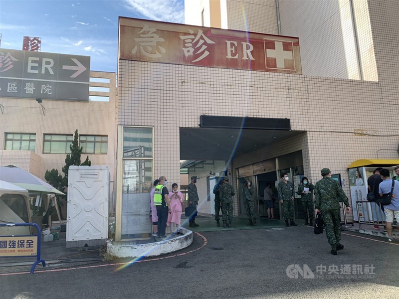 國軍航特部一架OH-58D戰搜直升機16日執行漢光演習操演後,約下午3時30分在新竹空軍基地發生重落地意外,機上兩人送醫搶救仍不治,國軍相關單位已派員到醫院處理後續事宜。中央社記者郭宣彣攝 109年7月16日