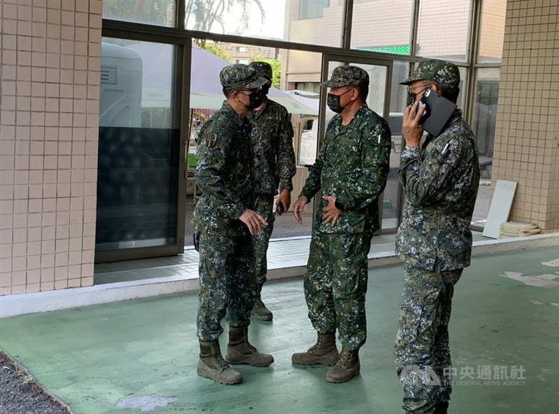 一架OH-58D戰搜直升機16日執行漢光演習操演後,不明原因在新竹基地內重落地,機上機上正駕駛簡任專、副駕駛高嘉隆不幸殉職,國軍相關人員赴醫院現場聯繫後續事宜。中央社記者郭宣彣攝 109年7月16日