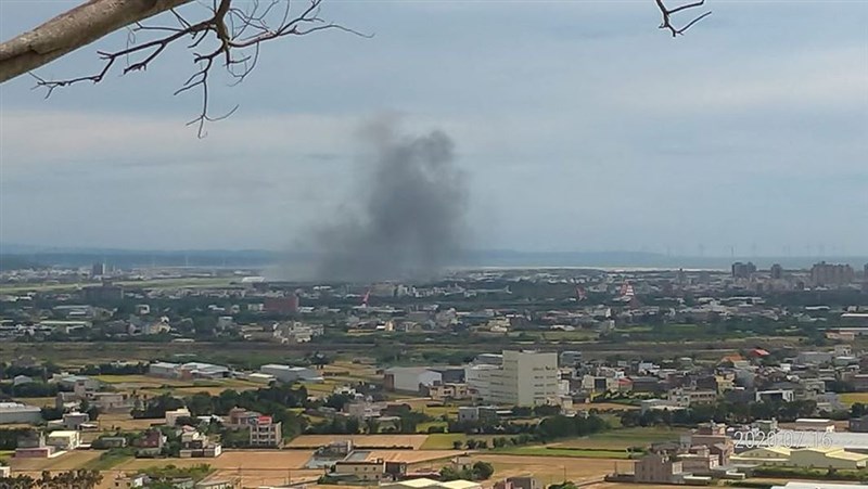 新竹市消防局16日表示,在新竹空軍基地附近,疑有直升機墜落火警事件。(圖取自新竹大小事臉書社團facebook.com)