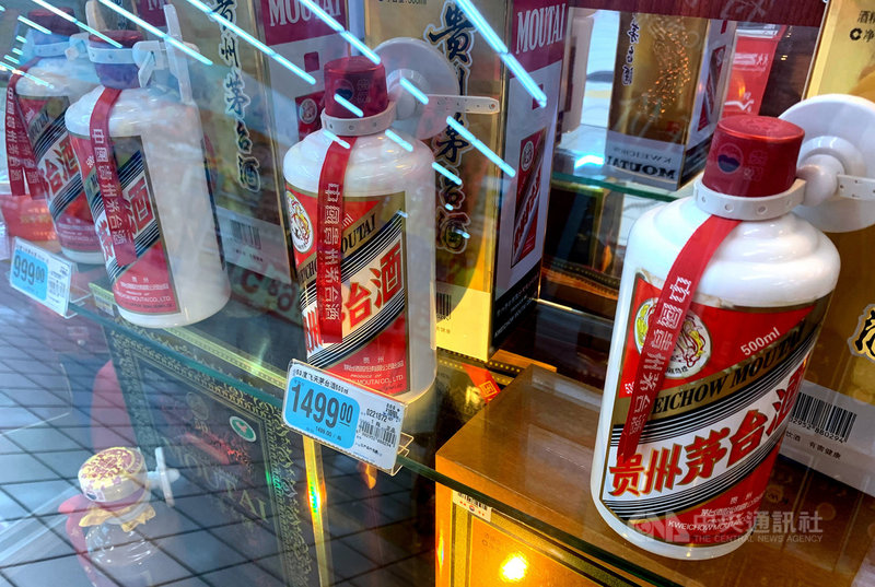 貴州茅台酒股價本月再創歷史新高,中共官媒人民日報海外版15日發文點名茅台,強調酒「不是用來腐的」,茅台股價今天應聲重挫。(中新社提供)中央社 109年7月16日