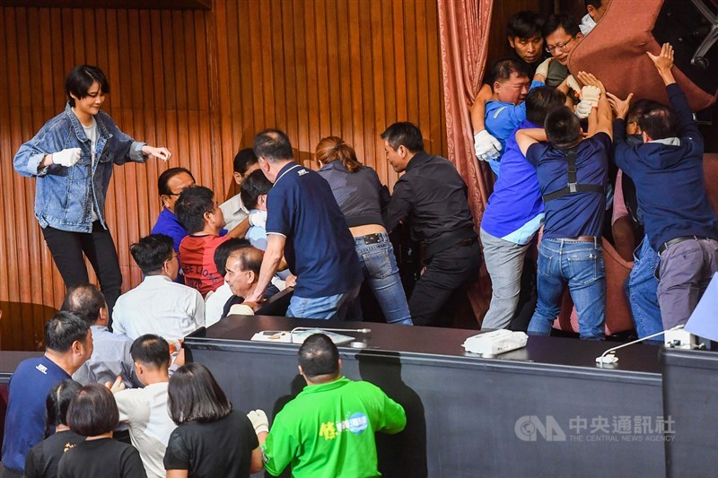 立法院會17日將進行監察院人事同意權案投票,因國民黨立委占據主席台,民進黨立委16日下午動員清場,雙方爆發肢體衝突。兩黨立委在主席台旁互相推擠拉扯。中央社記者林俊耀攝 109年7月16日