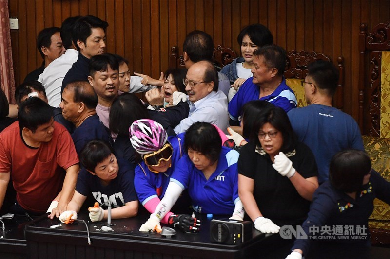 國民黨立委為表達對監察院人事案的反對立場,自14日起占據立法院議場主席台,民進黨立委16日下午動員清場,把國民黨立委逐一拉離,雙方在主席台爆發激烈推擠。中央社記者林俊耀攝 109年7月16日