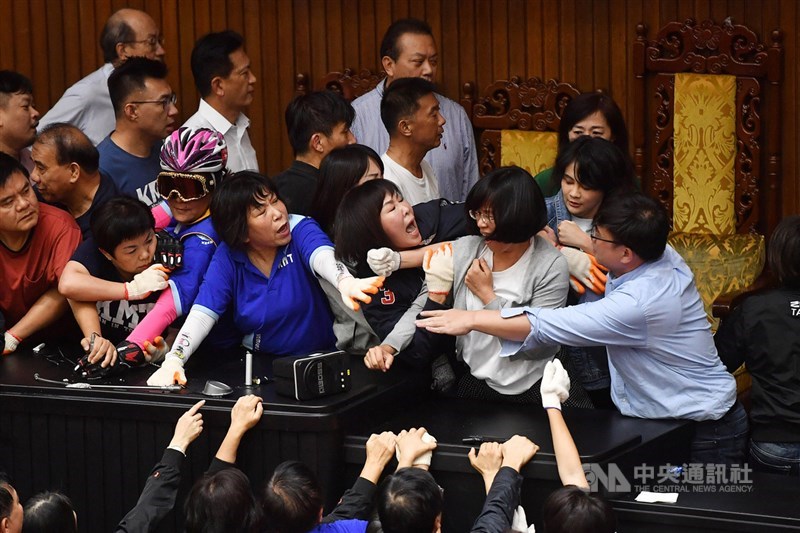 國民黨立委14日起持續占據立法院議場主席台表抗議,民進黨立委16日下午強勢清場,將死守主席台的國民黨立委逐一拉開,雙方拉扯推擠。中央社記者林俊耀攝 109年7月16日