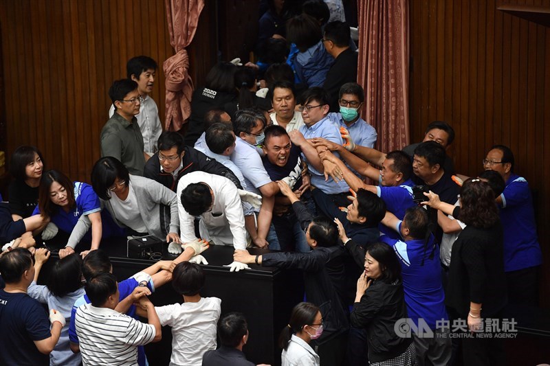 國民黨立委自14日起占據立法院議場主席台至今,表達對監察院人事案的抗議,民進黨立委16日下午強勢清場,國民黨立委陸續被強制拉出場外。中央社記者林俊耀攝 109年7月16日