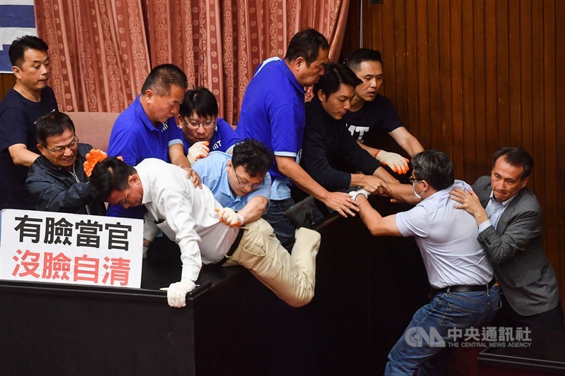 監察院人事同意權案預計17日投票,民進黨籍立委16日下午出動要將占領主席台的國民黨籍立委拉出,綠委企圖翻上主席台區域,藍委則全力阻擋。中央社記者林俊耀攝 109年7月16日