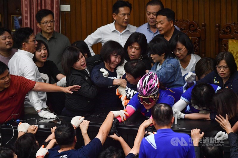 監察院人事案同意權預計17日投票,民進黨籍立委16日下午陸續到議場內將占領主席台的國民黨籍立委拉出,藍委全力反抗,雙方多次推擠、拉扯。中央社記者林俊耀攝 109年7月16日