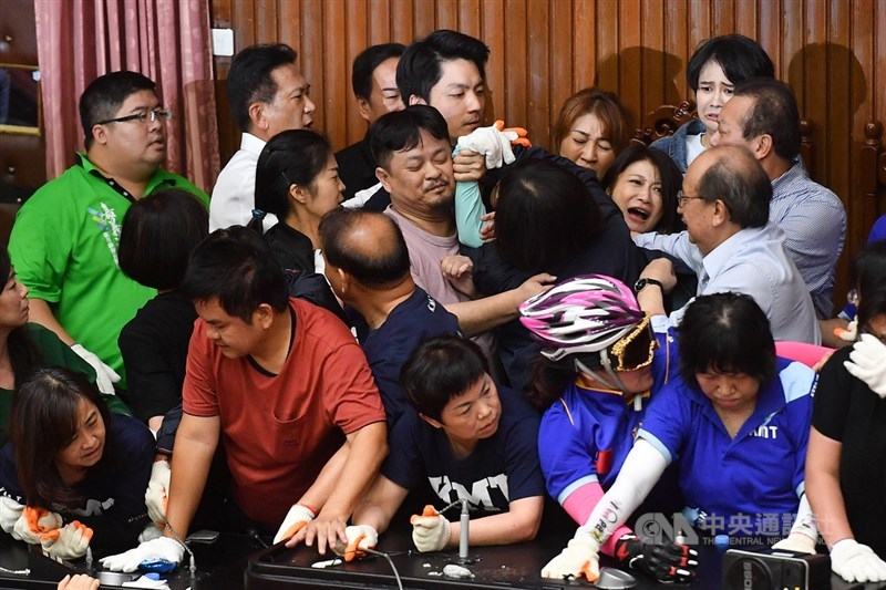 監察院人事案同意權投票在即,民進黨籍立委16日下午陸續進入議場內,要將占領主席台的國民黨籍立委逐一拉開,雙方爆發激烈衝突中央社記者林俊耀攝 109年7月16日